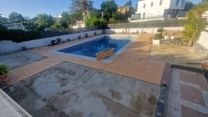 Transformación completa: Césped artificial Bravo en zona de piscina