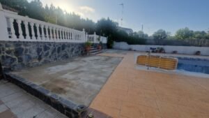 Transformación completa: Césped artificial Bravo en zona de piscina
