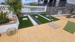 Transformación completa: Césped artificial Bravo en zona de piscina