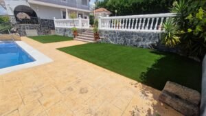 Transformación completa: Césped artificial Bravo en zona de piscina