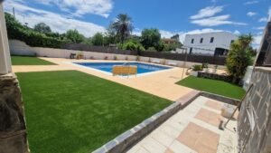 Transformación completa: Césped artificial Bravo en zona de piscina