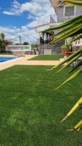 Transformación completa: Césped artificial Bravo en zona de piscina