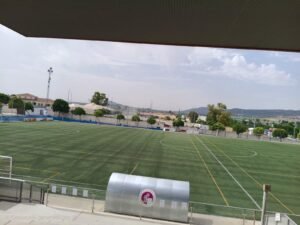 Mantenimiento profesional de césped artificial en campos de fútbol y pistas de pádel