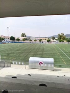 Mantenimiento profesional de césped artificial en campos de fútbol y pistas de pádel