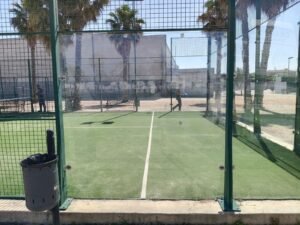 Mantenimiento profesional de césped artificial en campos de fútbol y pistas de pádel
