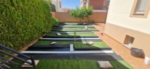 Patio renovado con césped artificial Vita: más vida y luminosidad