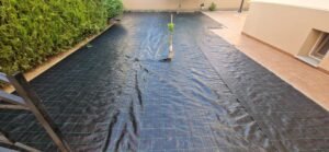 Patio renovado con césped artificial Vita: más vida y luminosidad