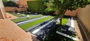 Patio renovado con césped artificial Vita: más vida y luminosidad