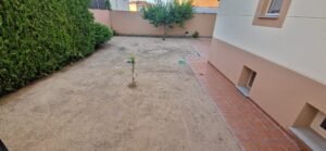 Patio renovado con césped artificial Vita: más vida y luminosidad