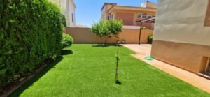 Patio renovado con césped artificial Vita: más vida y luminosidad