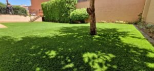 Patio renovado con césped artificial Vita: más vida y luminosidad