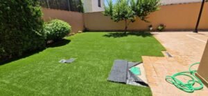 Patio renovado con césped artificial Vita: más vida y luminosidad