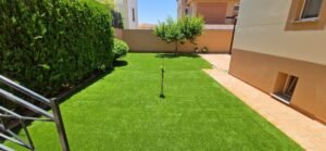 Patio renovado con césped artificial Vita: más vida y luminosidad