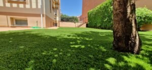 Patio renovado con césped artificial Vita: más vida y luminosidad