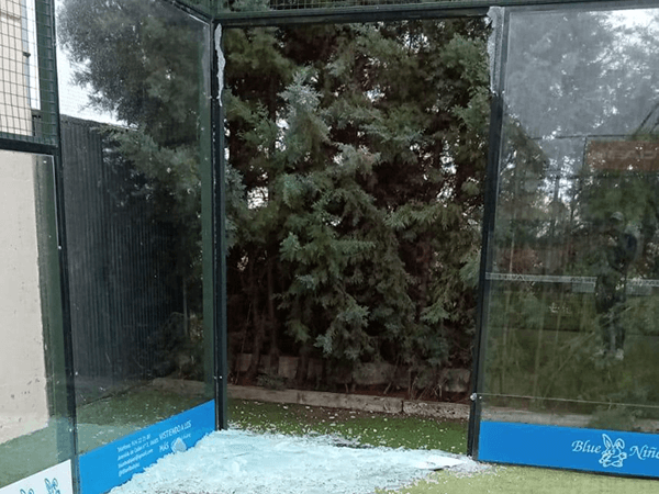 Cambio De Cristales de Pistas De Pádel en Extremadura