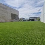 Instalación del modelo Absolute en jardín con piscina 2