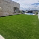 Instalación del modelo Absolute en jardín con piscina 2