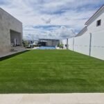 Instalación del modelo Absolute en jardín con piscina 2