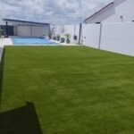 Instalación del modelo Absolute en jardín con piscina 2