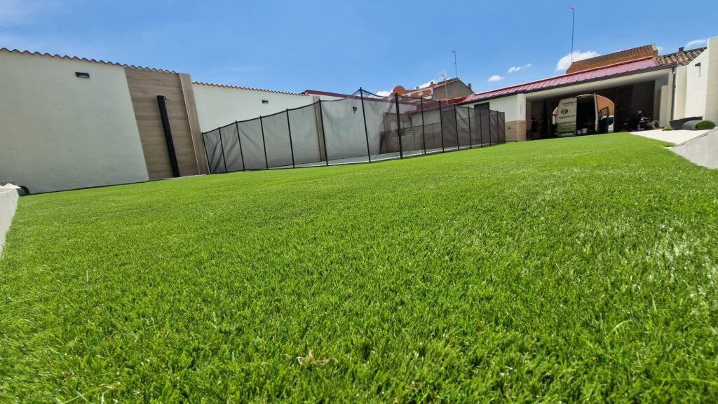 Instalación del modelo Absolute en jardín con piscina