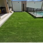 Instalación del modelo Absolute en jardín con piscina