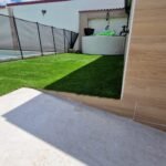 Instalación del modelo Absolute en jardín con piscina