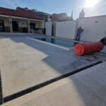 Instalación del modelo Absolute en jardín con piscina