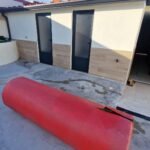 Instalación del modelo Absolute en jardín con piscina