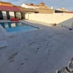 Instalación del modelo Absolute en jardín con piscina