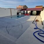 Instalación del modelo Absolute en jardín con piscina