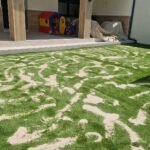 Instalación del modelo Absolute en jardín con piscina