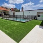 Instalación del modelo Absolute en jardín con piscina