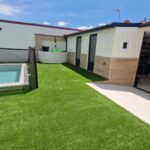 Instalación del modelo Absolute en jardín con piscina
