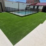 Instalación del modelo Absolute en jardín con piscina