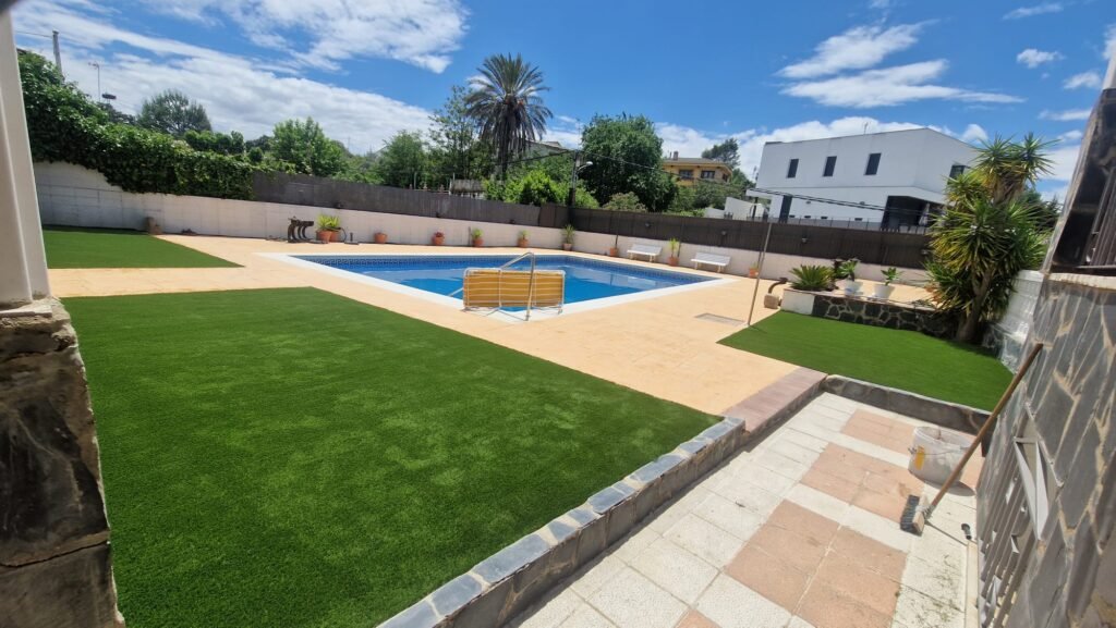 Transformación completa: Césped artificial Bravo en zona de piscina