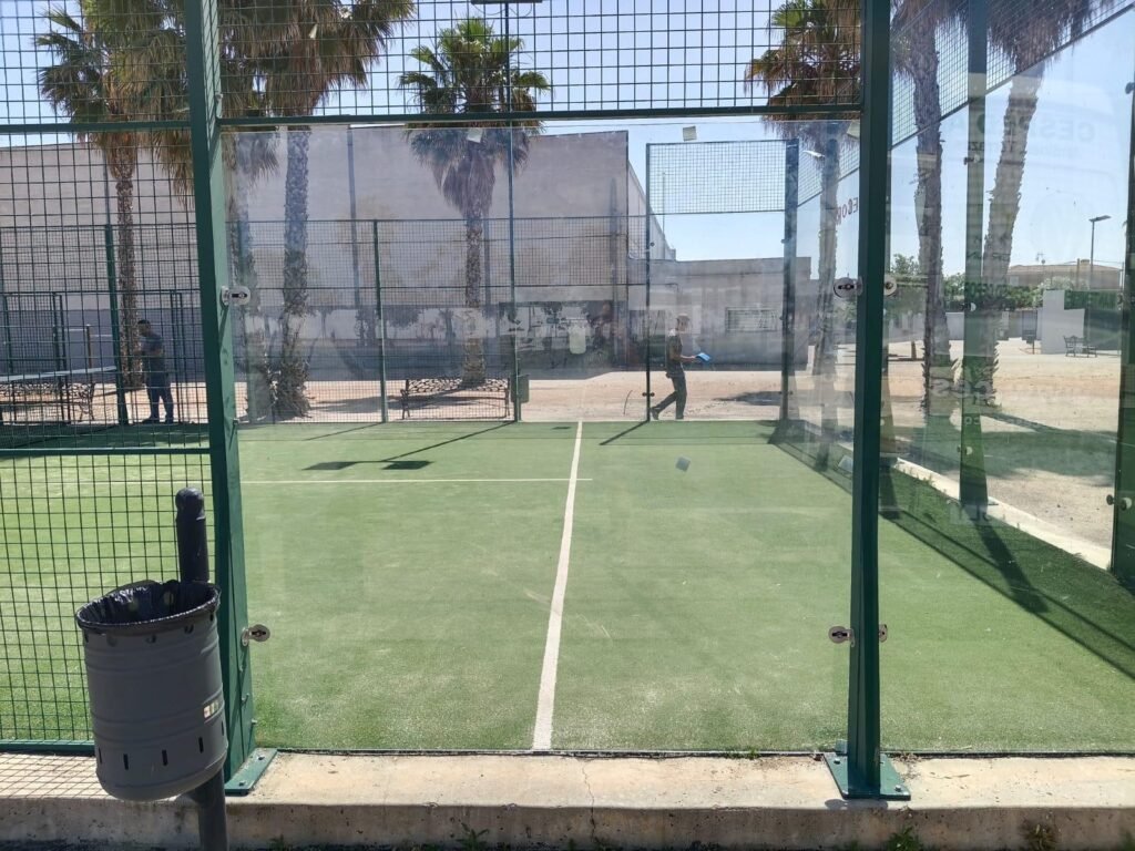 Mantenimiento profesional de césped artificial en campos de fútbol y pistas de pádel